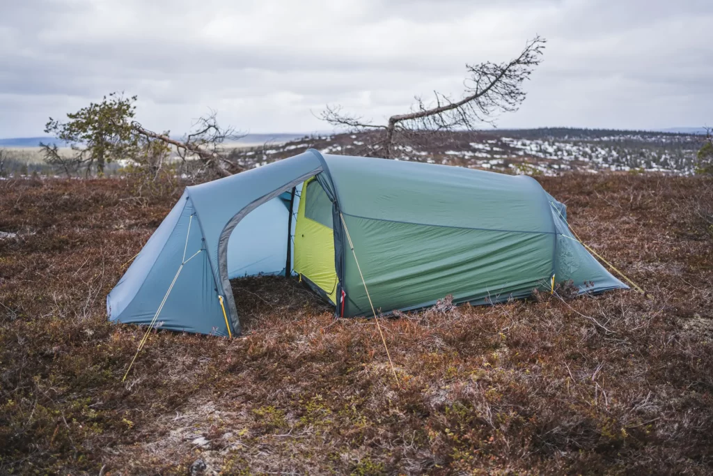 Helsportin Lofoten Superlight 2 camp -teltta pystytetty tunturiin