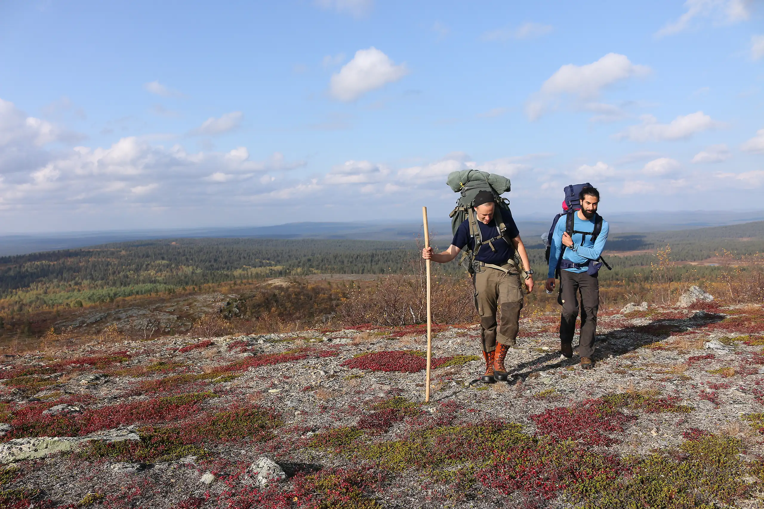Naiset vaeltavat Lemmenjoen kansallispuistossa avotunturissa