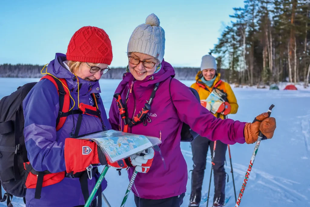Naiset lukevat karttaa Leivonmäen kansallispuistossa