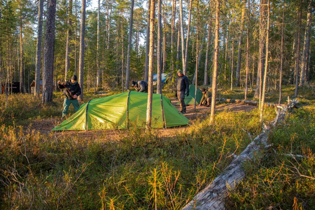 Ihmiset pystyttävät telttaa